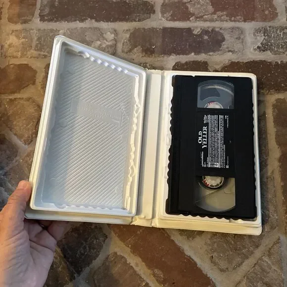 Old‎ Yeller (VHS, 1998, Clam Shell Animal Adventure Series - VOLUME 1) - Picture 5 of 7